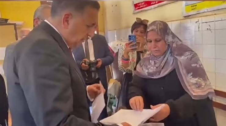 تفاصيل مكالمة شريف عامر مع مديرة مدرسة كفر الجزار بعد زيارة محافظ القليوبية